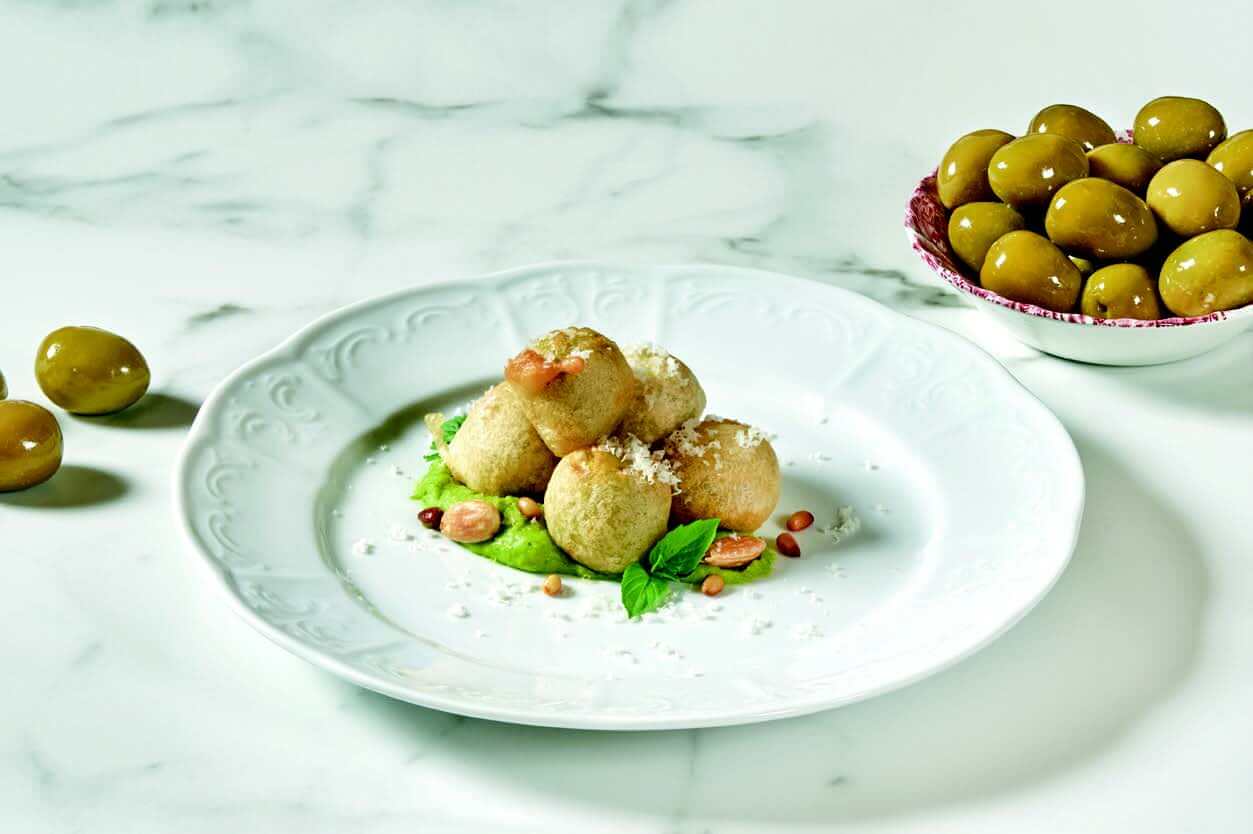 Aceitunas Gordal con almendras en tempura y con humus de pesto