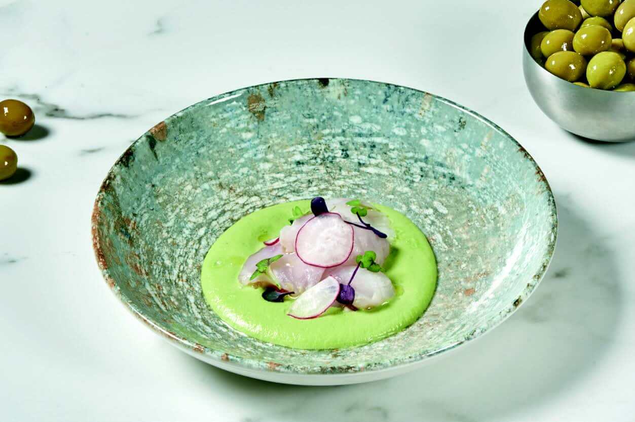 AJOVERDE DE ACEITUNA MANZANILLA CON RAPE MARINADO Y TOMATE.