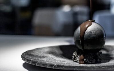 Drácula de aceitunas Hojiblanca negras: rojo y negro en el postre para el menú más romántico