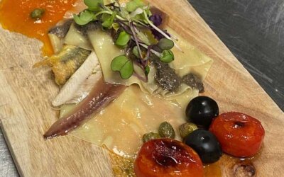 Milhojas de anchoa, boquerón y bocarte, con crema de aceitunas Hojiblanca y tomate