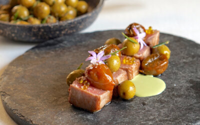 Lomo de atún salvaje con tomatitos marinados, gazpachuelo de aceitunas Manzanilla y estragón